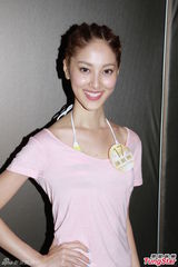 组图：港姐佳丽首度泳衣亮相 水上展傲人身姿