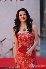 组图：刘晓庆走红毯长发温婉 容颜年轻姣好