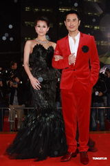 组图：胡杏儿牵手郑嘉颖入场 身着黑礼服气质典雅