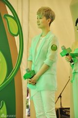 组图：海清潮人装代言忙捞金 白发魔女造型夺眼球