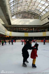 组图：汪峰陪8岁女儿滑冰亲密搭肩尽显父爱