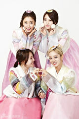 高清组图：GirlsDay穿传统韩服向粉丝拜年