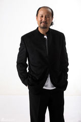 组图：腾格尔换装写真不卖萌 展最炫民族大叔风