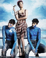 组图：韩星金玉彬与彩绘裸男拍写真 海蓝色调清凉