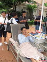 组图：周润发澳门拍片坐躺椅抽雪茄似大爷