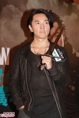 组图：游戏机迷郑伊健游戏展与小粉丝同乐