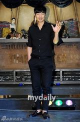 组图：秀英李钟赫片场调情 潮人李天熙脚踩飞跃