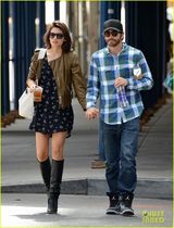 组图：吉伦希尔纽约街头牵手嫩模女友 恩爱甜蜜