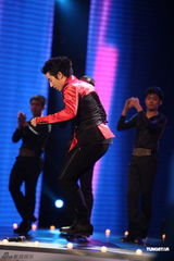 组图：黄雅莉玩转制服诱惑 叶童金装复古艳丽