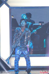 组图：周杰伦开个唱大秀人鱼线 张智霖同台助阵