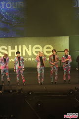 组图：韩国组合SHINee花衫开唱 台上劲歌热舞