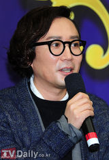 组图：姜虎东携东方神起昌珉宣传《月光王子》