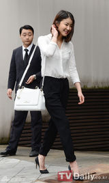 组图：少时Tiffany亮相时装展 宋茜高叉裙性感