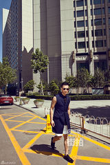 明星爱街拍：何晟铭烈日耍酷要帅要Fashion