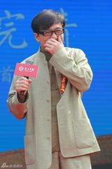 组图：成龙代言豪宅谈文化传承 与王刚互动调侃