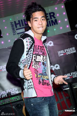 组图：柯有纶为服装助阵演出 透露新专辑12月发行