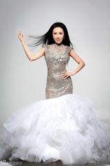 组图：丁晓红拍美人鱼写真变身悬崖上的金鱼姬