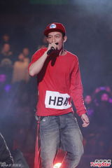 组图：MC Hotdog红磡开唱 陈冠希张震岳助阵
