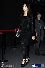 组图：裴素恩赵达焕等众星盛装出席时装展