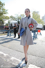 组图：霍思燕亮相纽约时装周 连赴两秀展百变功力 