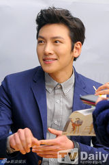 组图：“皇帝”池昌旭时尚便装开签名会玩穿越