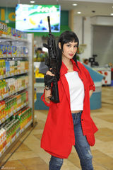 组图：《嘿-店》曝朱茵造型 夸张持枪有喜感