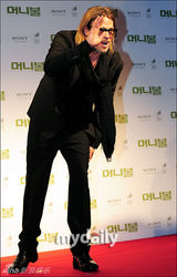 组图：布莱德皮特亮相《点球成金》韩国红地毯