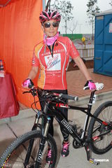 组图：邓兆尊兄妹参与单车赛 毛舜筠将再拍喜剧