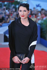 评审团成员玛丽亚-阿布拉莫维奇一身黑衣