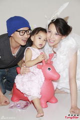 组图：蔡少芬挺大肚拍全家福 与爱女玩亲亲