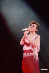 组图：梁静茹银白短裙开唱 送亲笔签名纸飞机