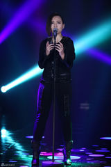 组图：周笔畅玩谢耳朵乐器 邓紫棋黑丝秀腿