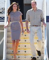 组图：凯特访原住民换两套靓裙 手握花蛇不害怕