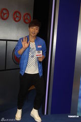 组图：方力申帅气亮相上海自称婚期随缘