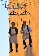 幻灯图：克鲁斯为新片变飞人 和主持人当空卖鸡蛋