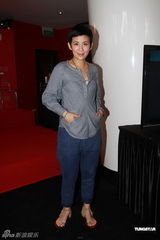 组图：吴君如曝张可颐片场受照顾 笑商天娥似怀孕