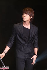 组图：韩星申彗星台湾大秀“骑马舞”