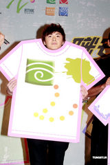 幻灯图：江若琳背心红裙亮相 笑言嫩模太多分不清楚