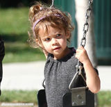 组图：杰西卡-阿尔芭与女儿一同荡秋千现甜蜜瞬间