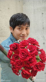 组图：秀智赵权等JYP家族迎成人节捧花祝福