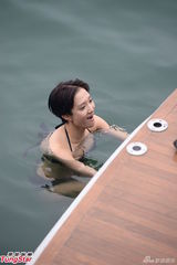 组图：《法网嚣雄》探班 王君馨比基尼上演出浴记