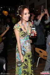 组图：富千金关颖深V小露微乳办单身派对