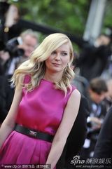 组图：邓斯特戛纳走秀紫红裙装简约亲切