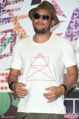 组图：陈绮贞结婚无着落 张震岳猛健身晒成黑炭