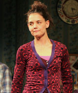 组图：《死亡账户》曝舞台照 凯蒂与男星狂吻