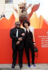 高清组图：张曼玉抵达威尼斯 和一黑人男伴现身