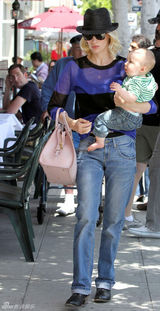 高清图：辣妈詹纽瑞-琼斯街拍 透视上衣搭潮包