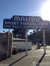 组图：梁朝伟亮相加州海滩 黑超造型帅气逼人