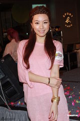 组图：邓丽欣出席活动粉色长裙显娇俏