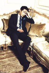 组图：邵峰复古造型写意光影人生